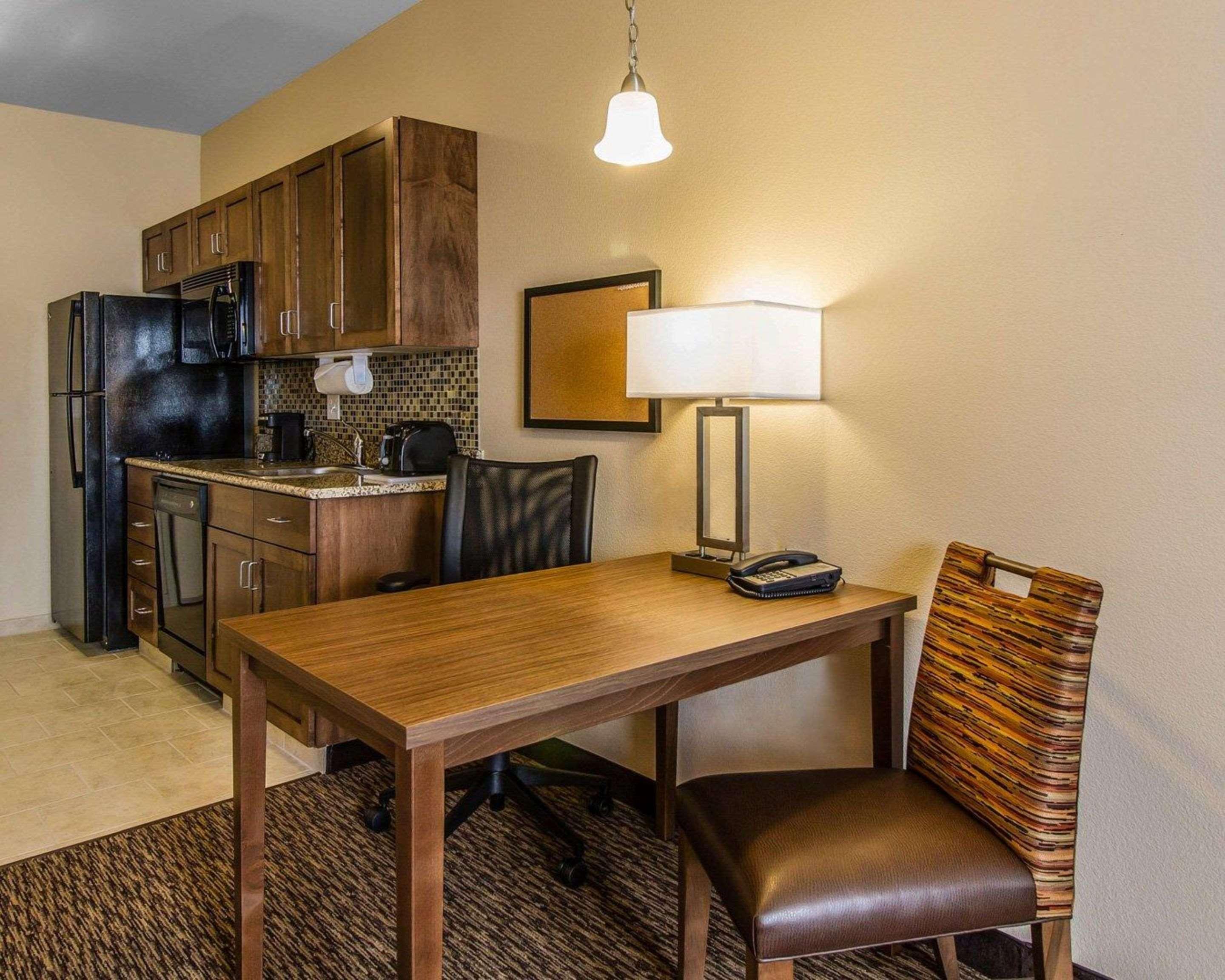 Mainstay Suites Watford City - Event Center Exterior foto